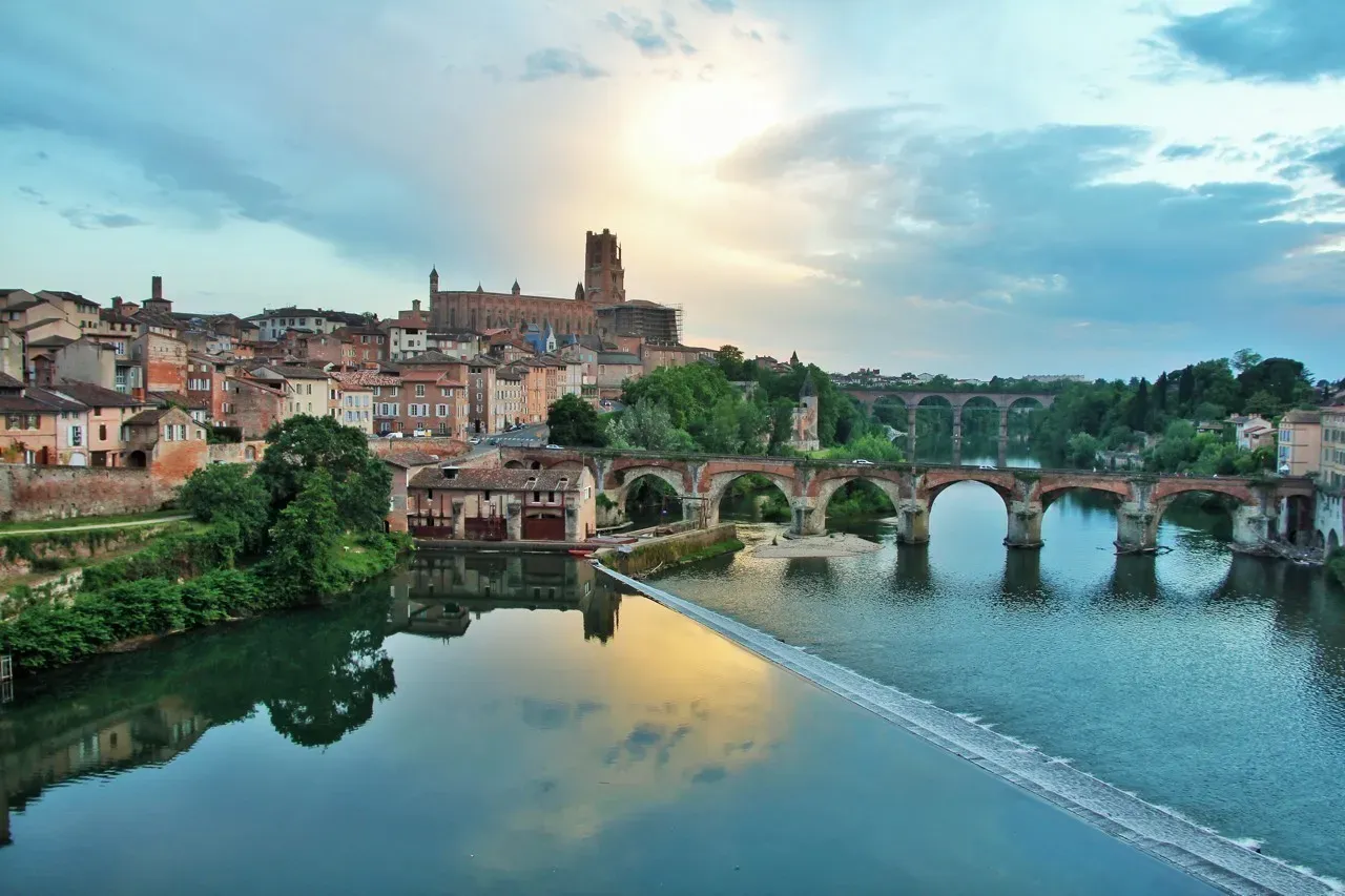 Vue de la ville historique d'Albi avec son pont Vieux sur le Tarn.